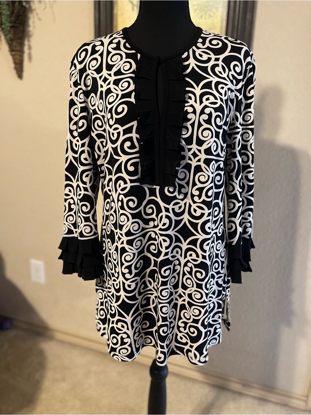 Black & White Swirl-Print Women’s blouse